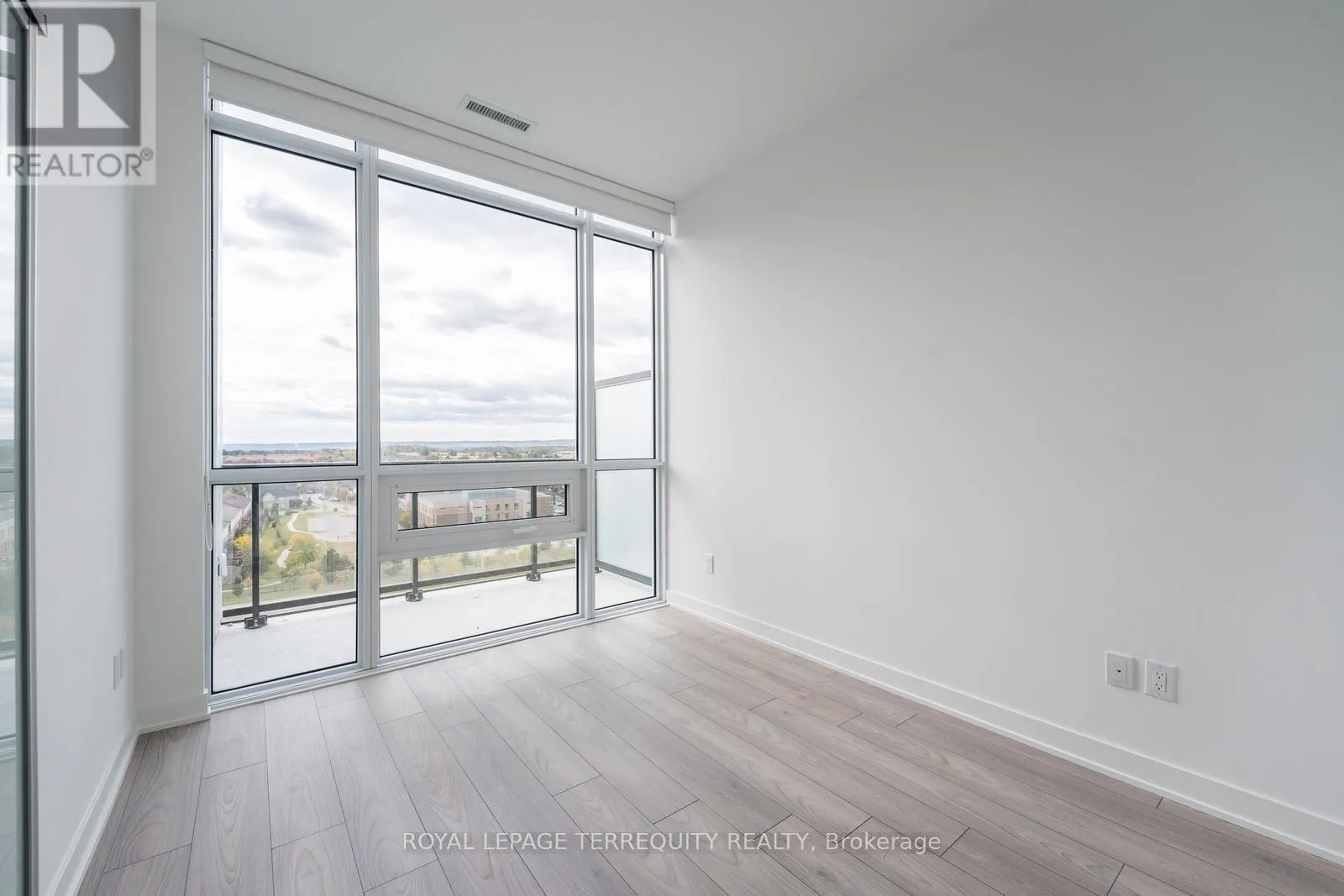 PH 802 - 3005 PINE GLEN ROAD