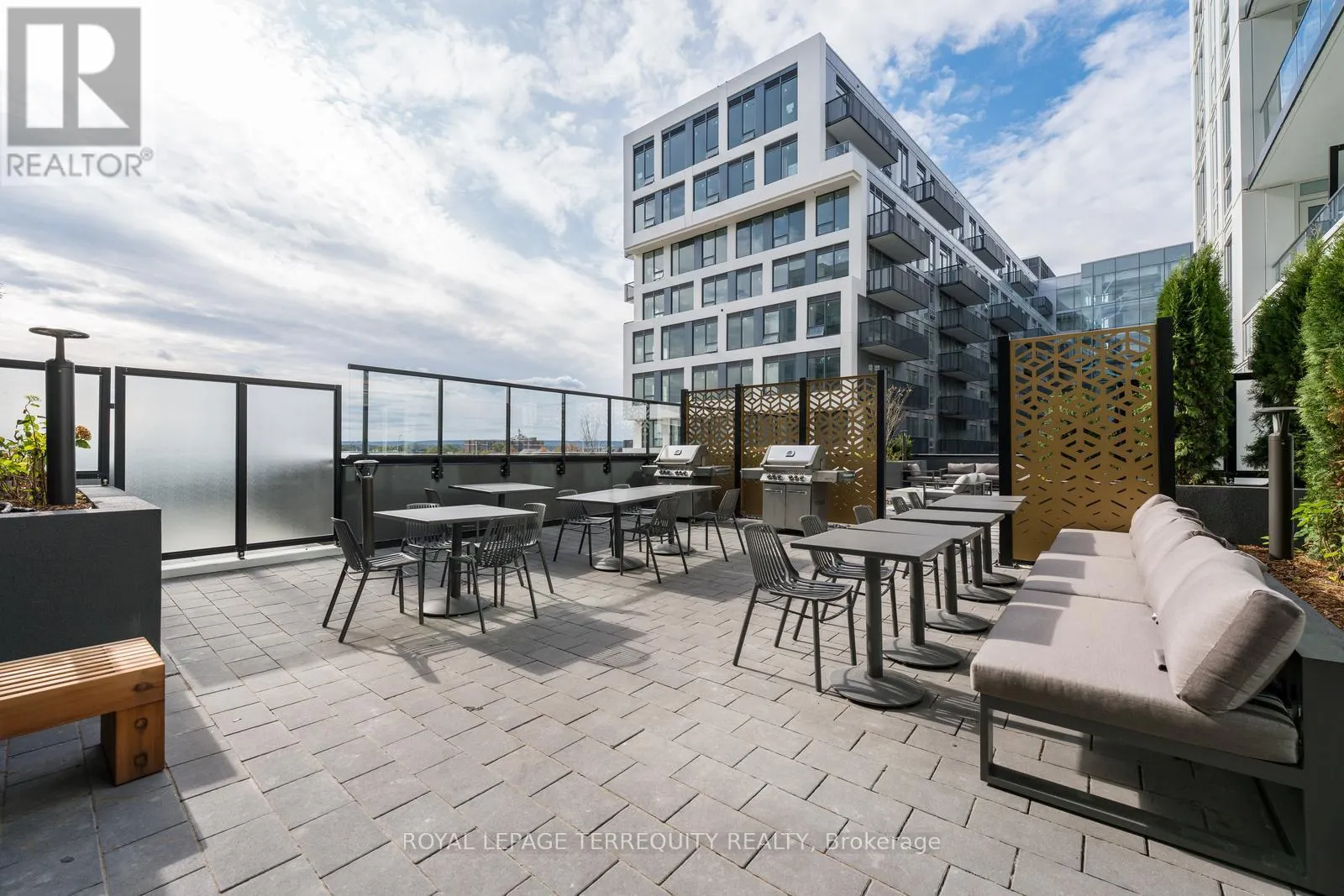 PH 802 - 3005 PINE GLEN ROAD