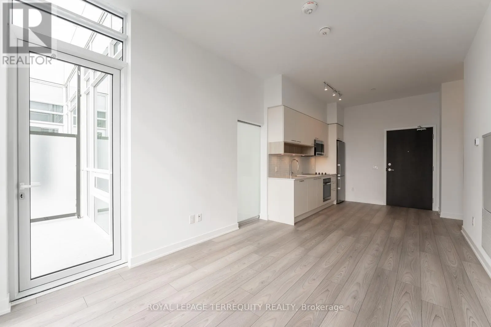 PH 802 - 3005 PINE GLEN ROAD
