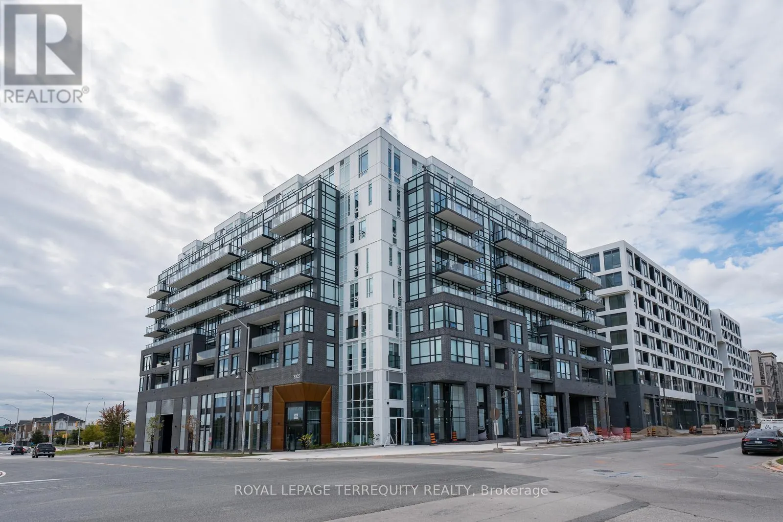 PH 802 - 3005 PINE GLEN ROAD