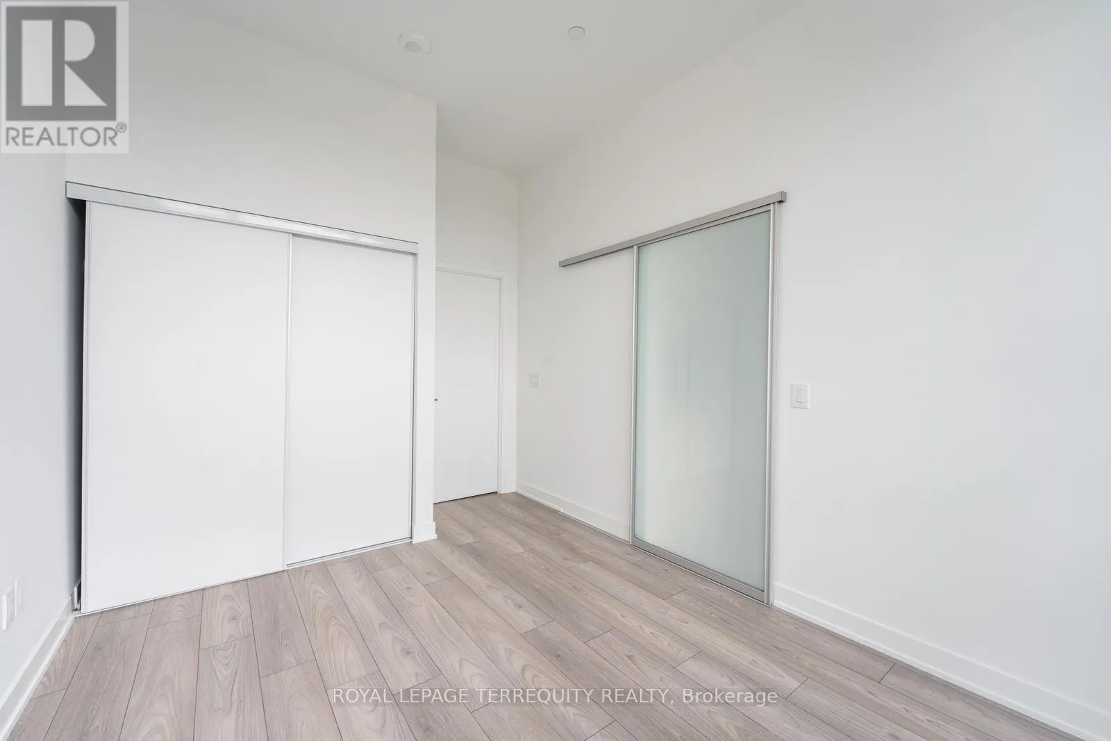 PH 802 - 3005 PINE GLEN ROAD
