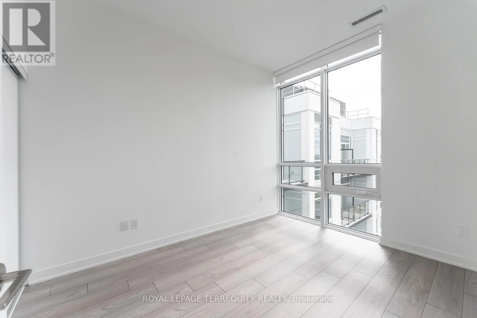 PH 802 - 3005 PINE GLEN ROAD