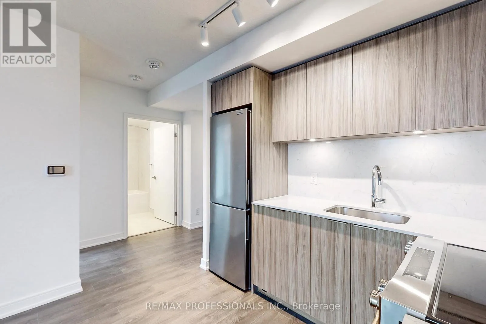 803 - 30 SAMUEL WOOD WAY