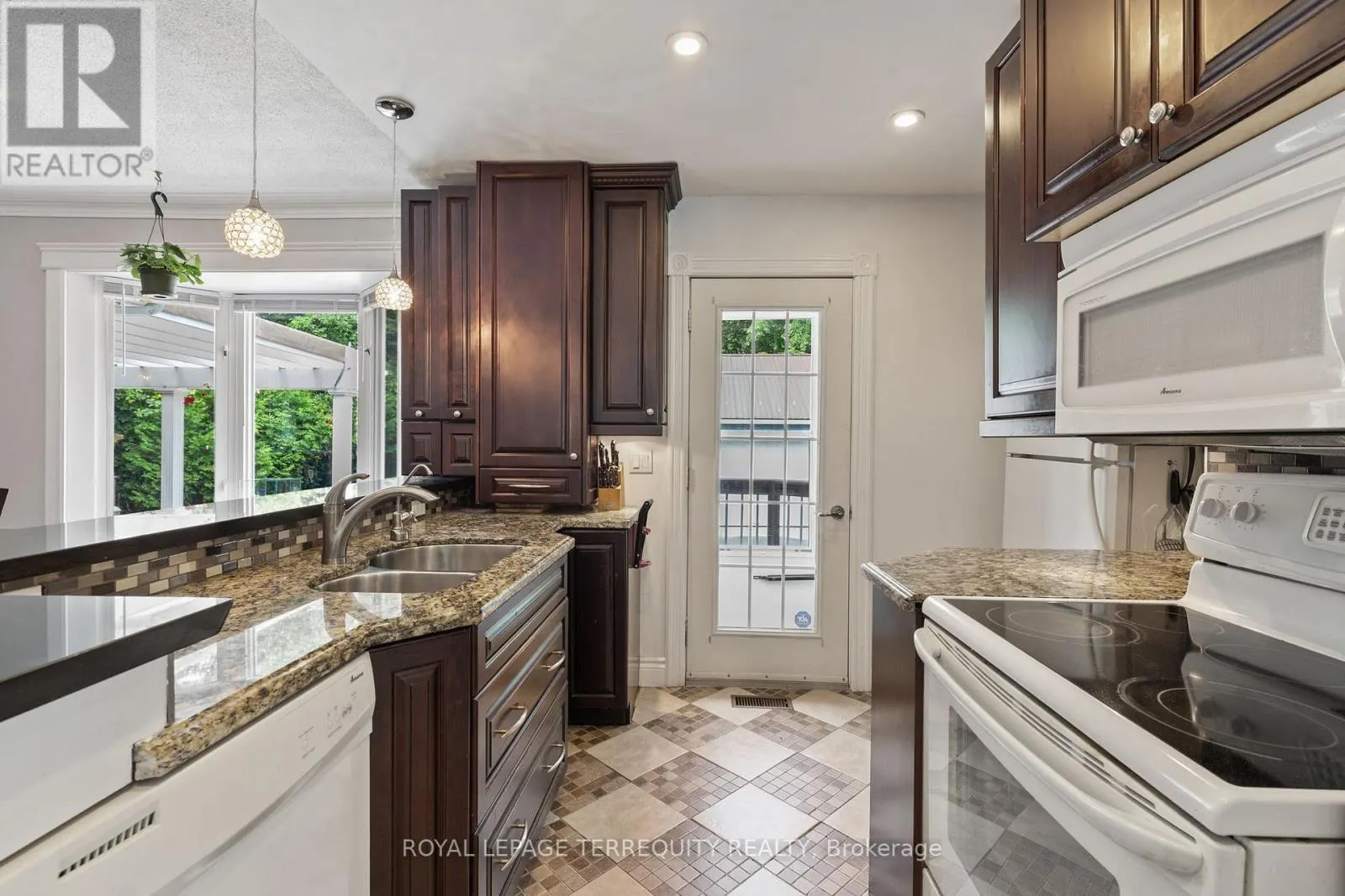 353 KINGSLEIGH COURT