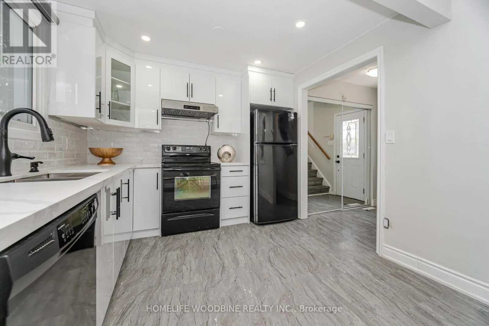 22 HIGHVIEW TRAIL