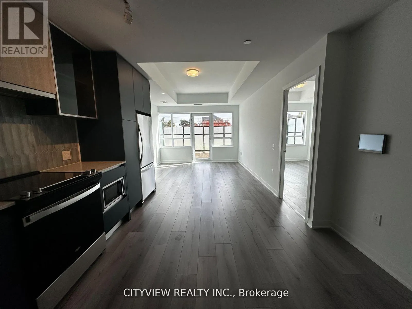 106 - 395 DUNDAS STREET W