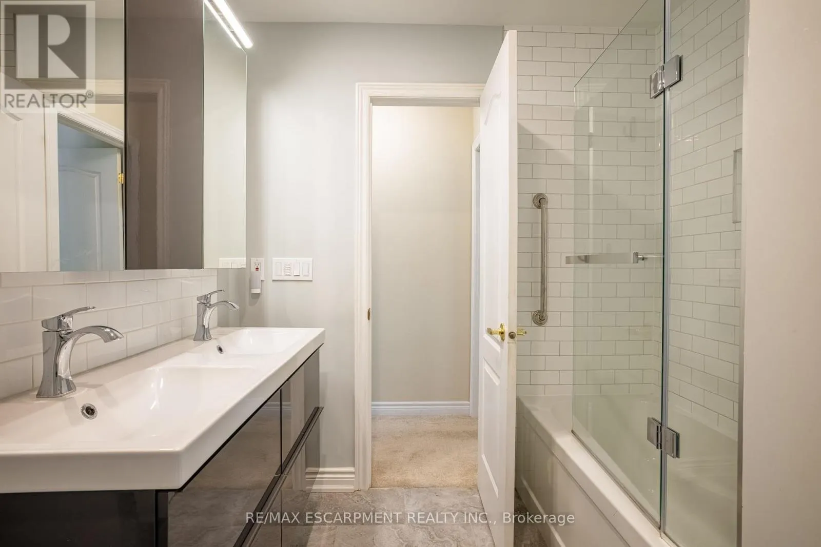 11 - 1050 GRAND BOULEVARD