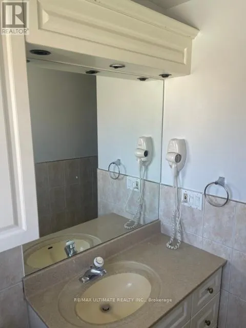 #2 - 213 CLOSE AVENUE