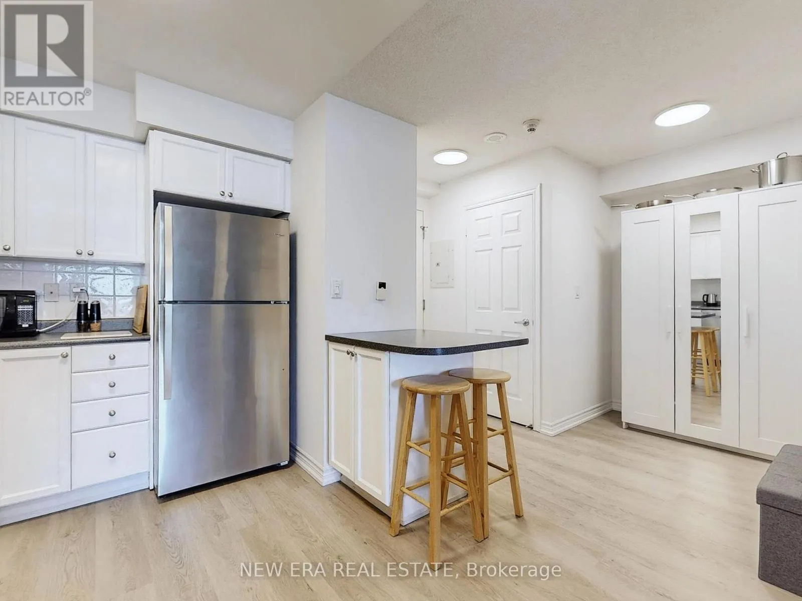 923 - 3888 DUKE OF YORK BOULEVARD
