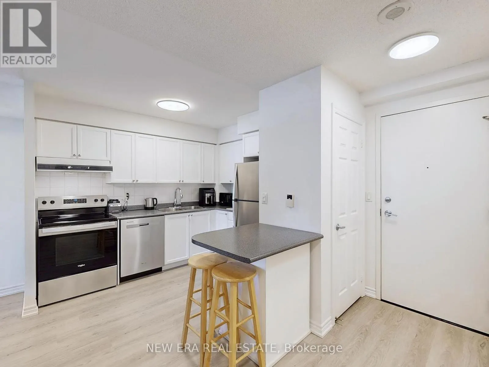 923 - 3888 DUKE OF YORK BOULEVARD