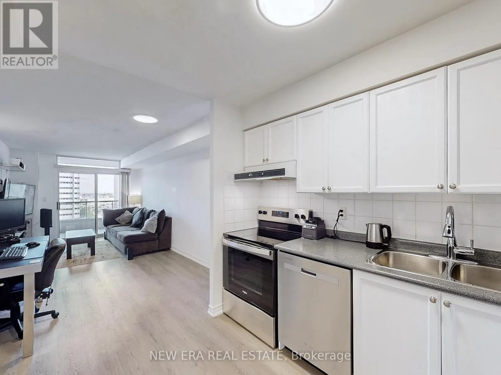 923 - 3888 DUKE OF YORK BOULEVARD