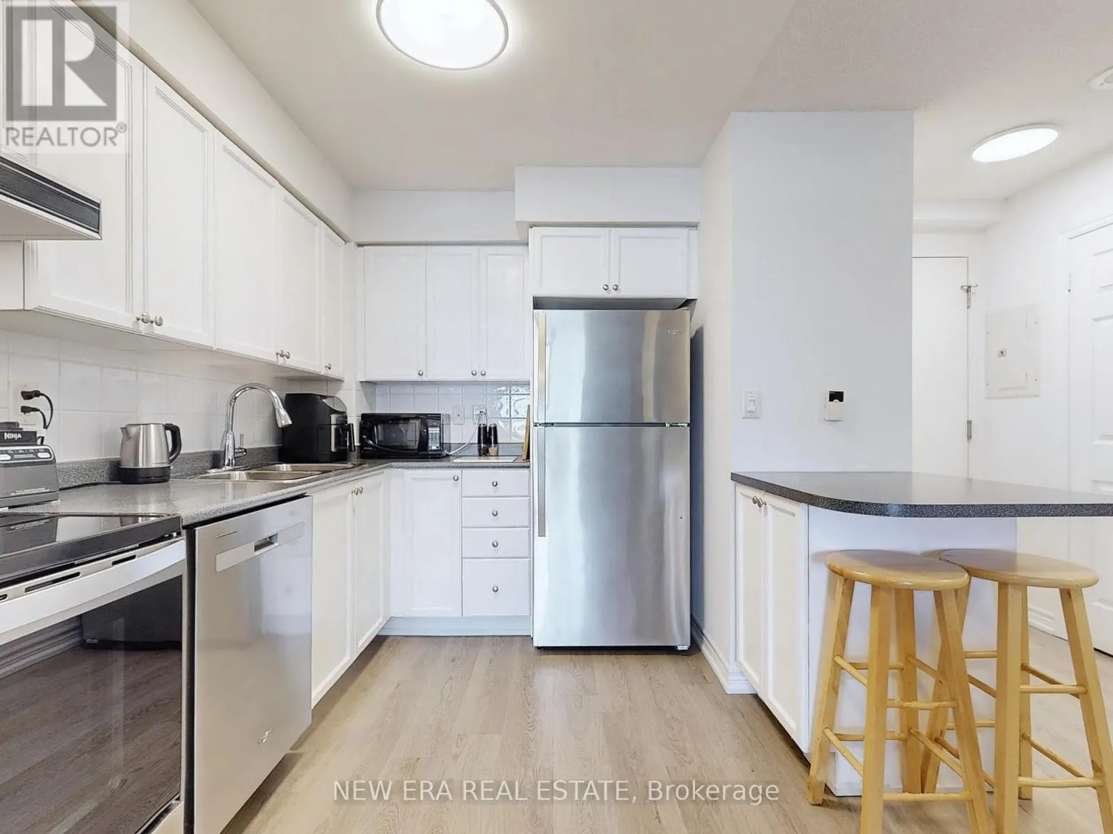 923 - 3888 DUKE OF YORK BOULEVARD