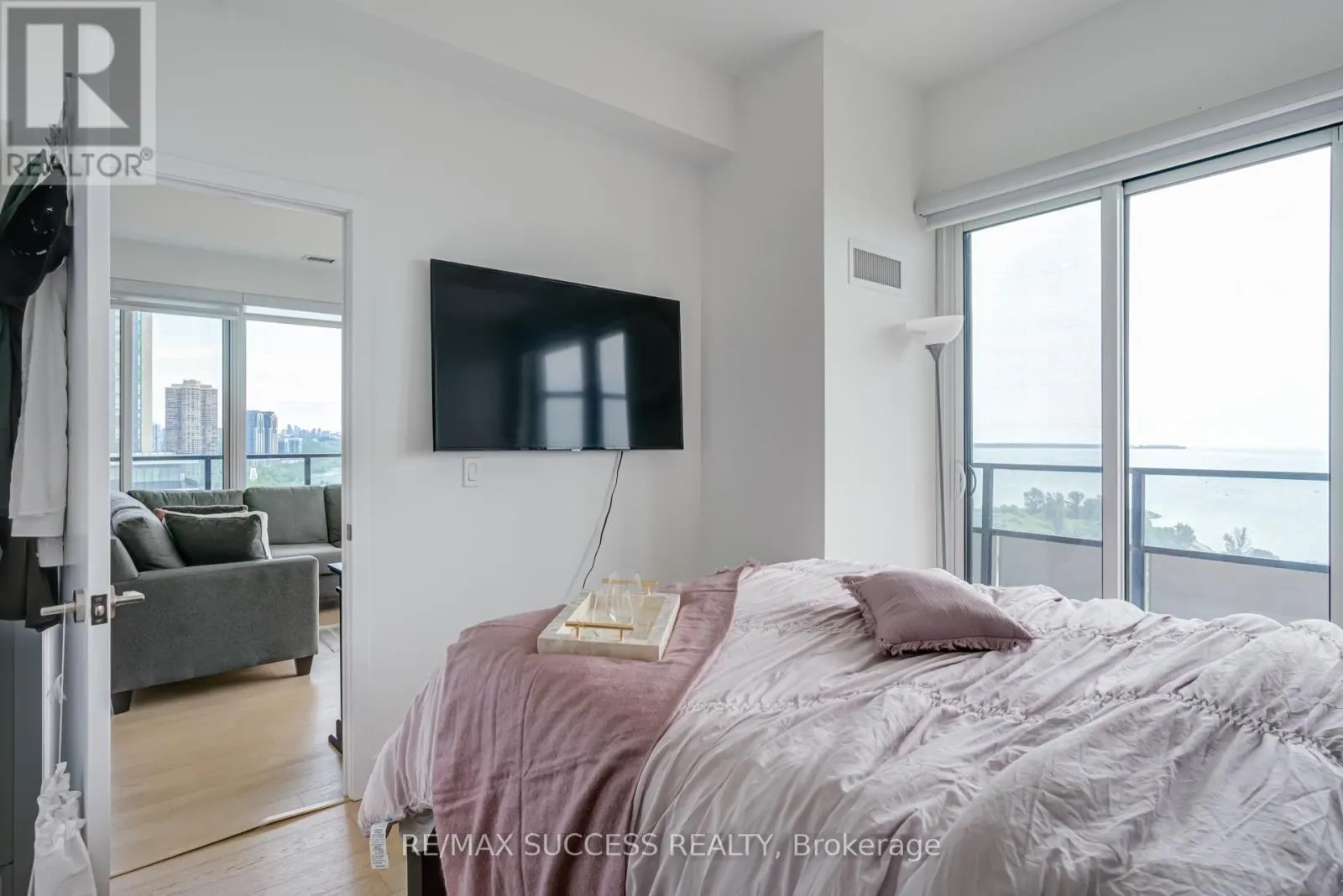 1807 - 20 SHORE BREEZE AVENUE