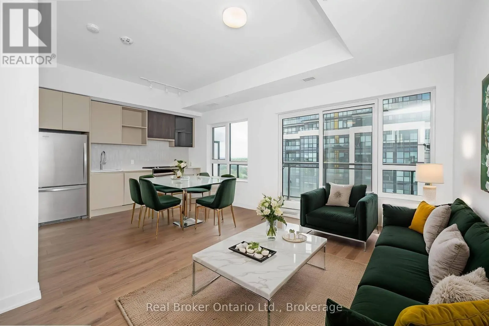 718 - 395 DUNDAS STREET W, #718