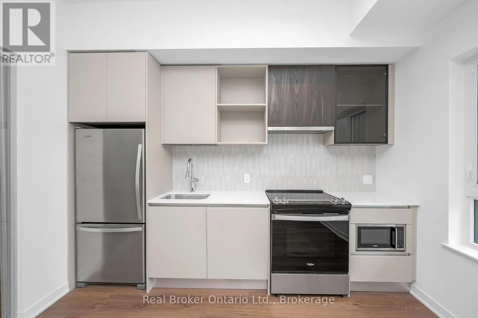 718 - 395 DUNDAS STREET W, #718