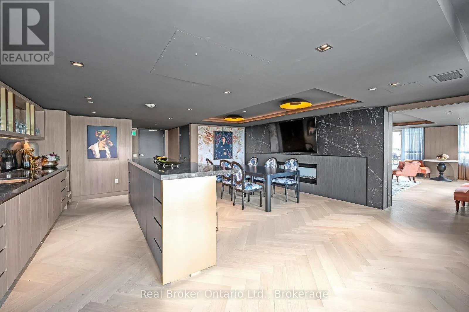718 - 395 DUNDAS STREET W, #718
