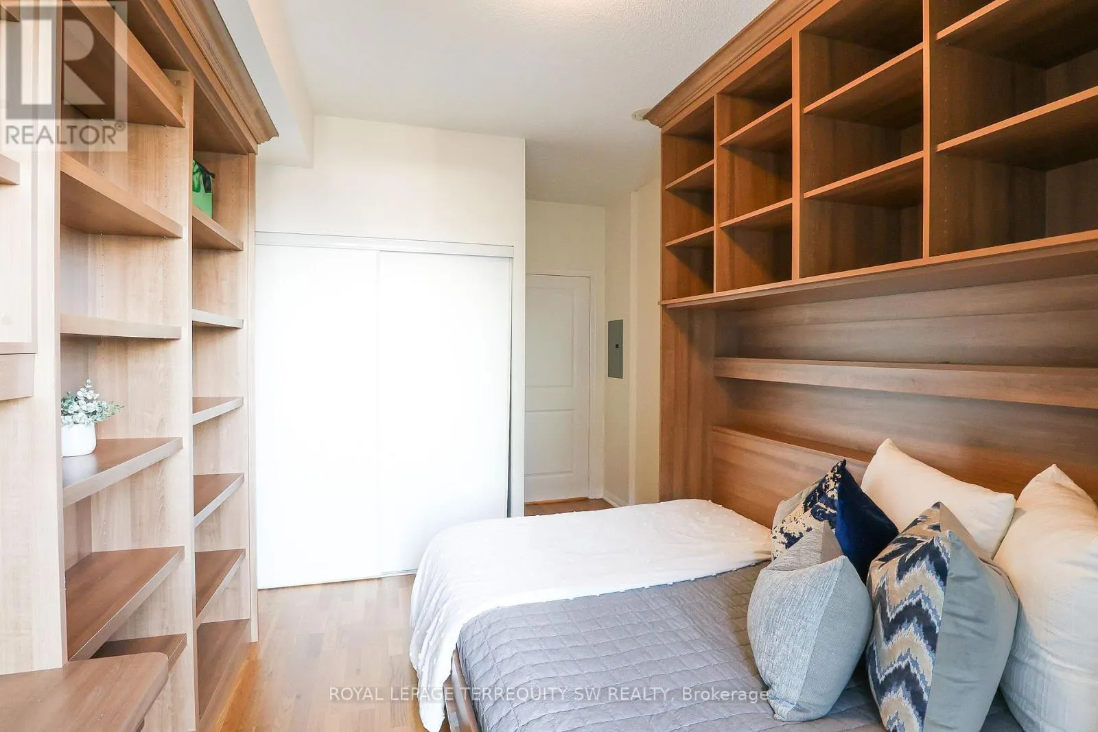 1208 - 10 PARK LAWN ROAD