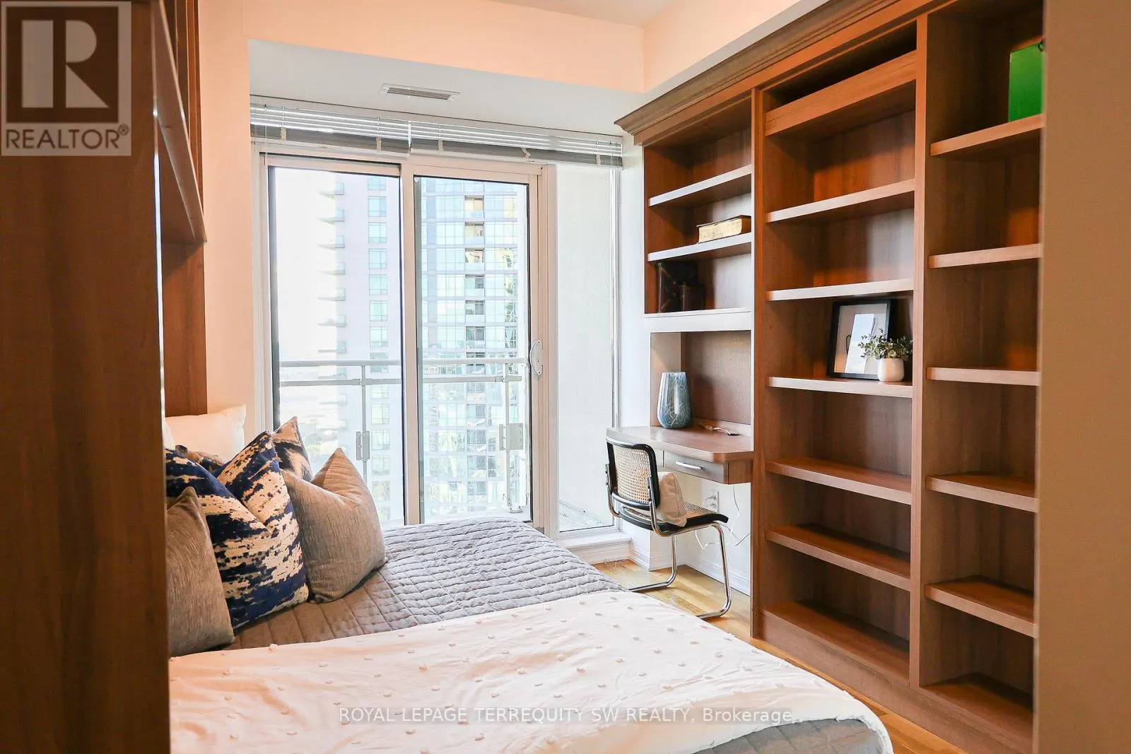 1208 - 10 PARK LAWN ROAD