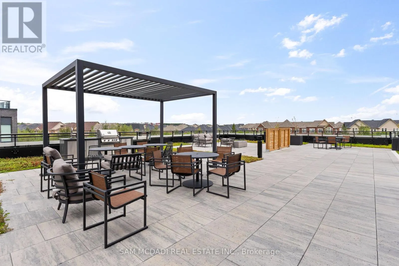 819 - 395 DUNDAS STREET