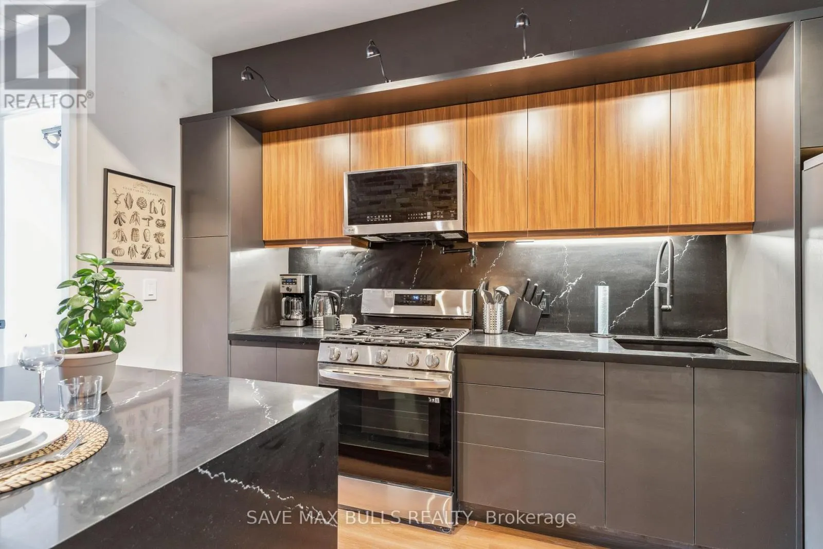 1320 QUEEN STREET W