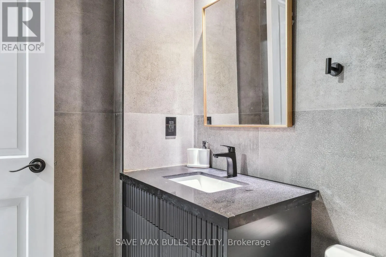 1320 QUEEN STREET W