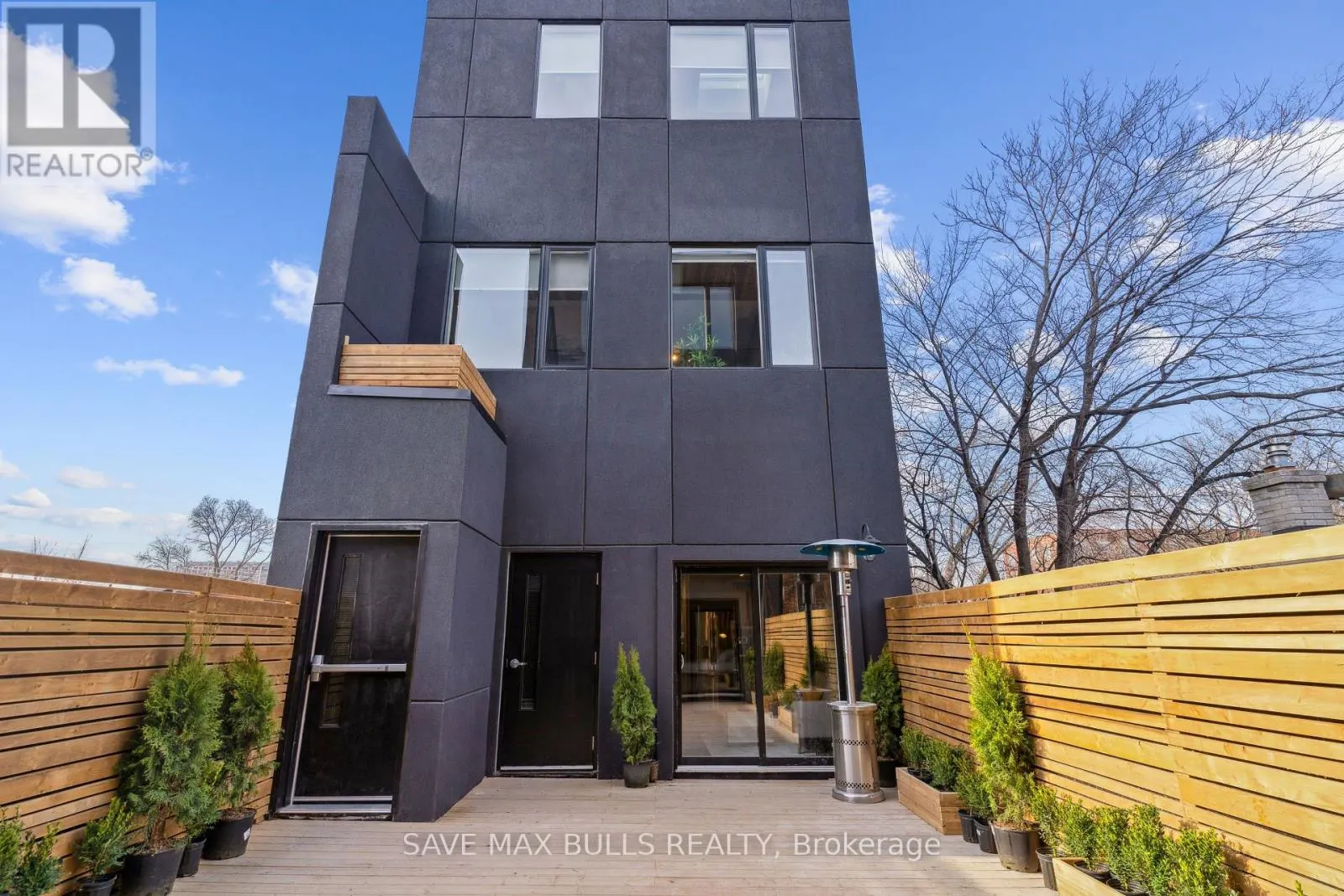 1320 QUEEN STREET W