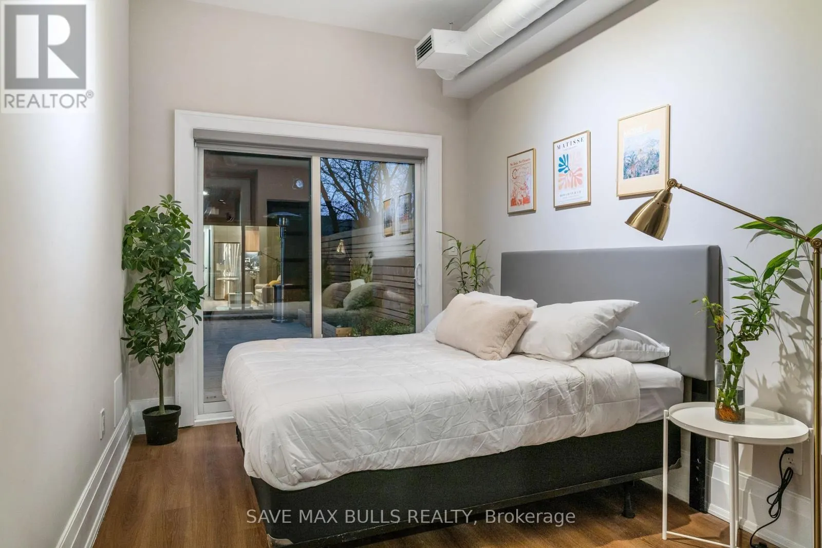 1320 QUEEN STREET W