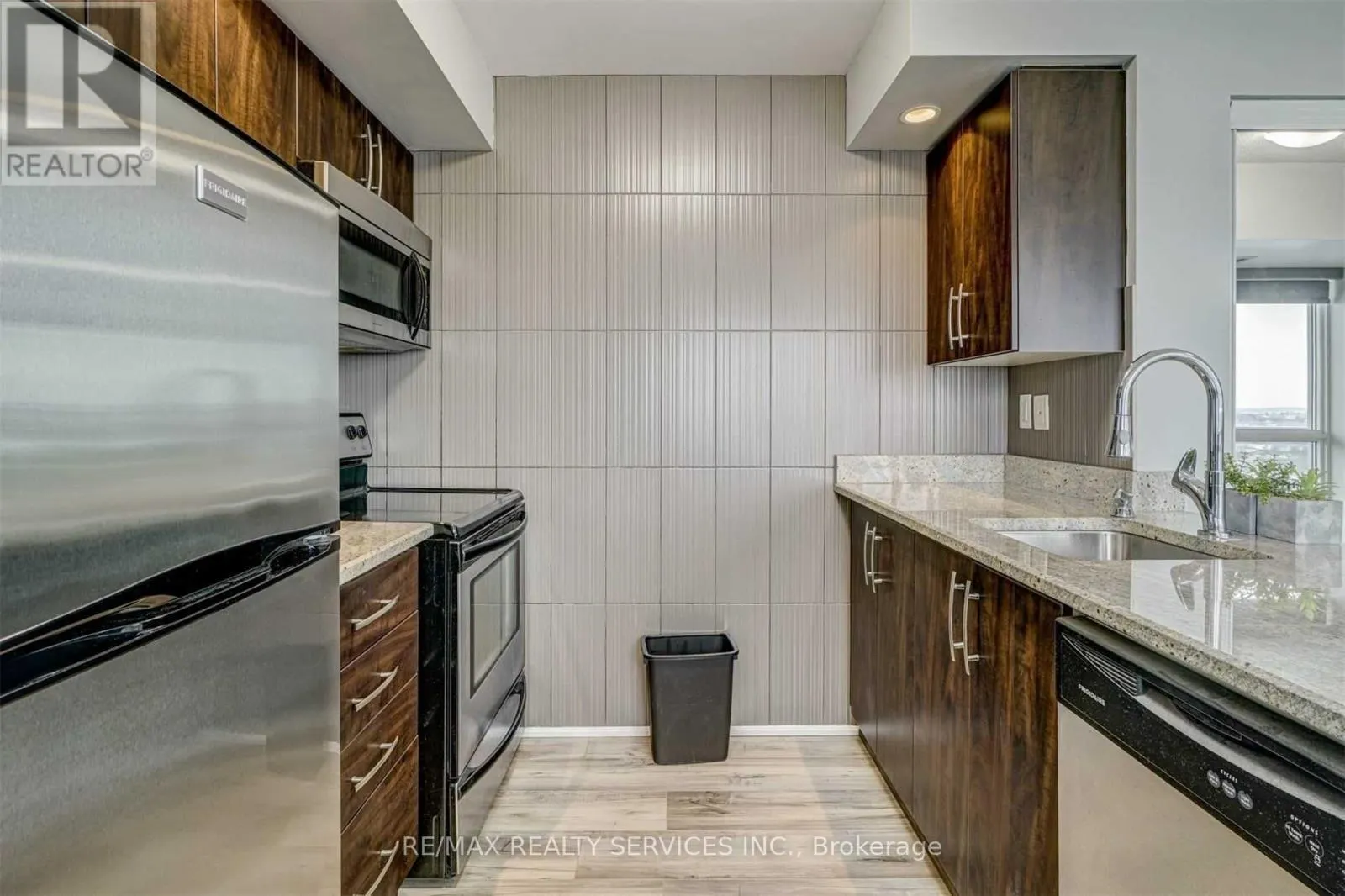 1201 - 215 QUEEN STREET E