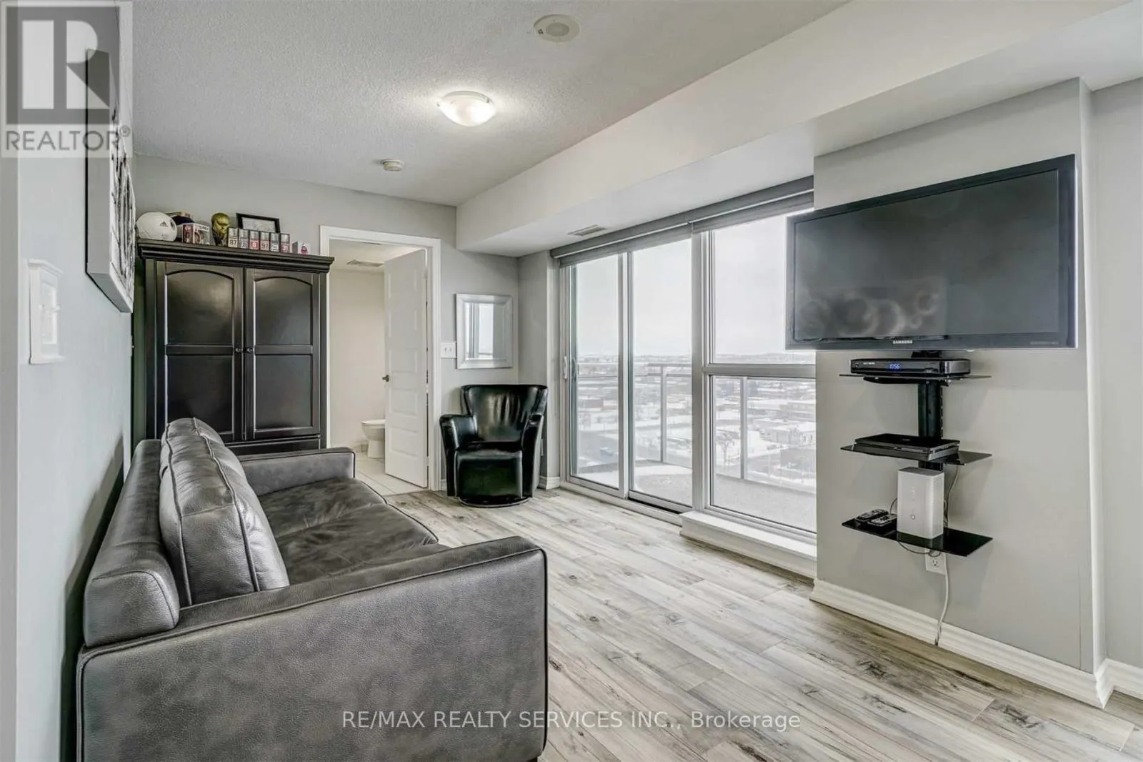 1201 - 215 QUEEN STREET E