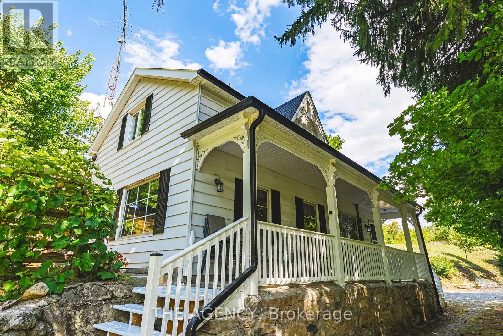 327 CAMPBELL AVENUE E