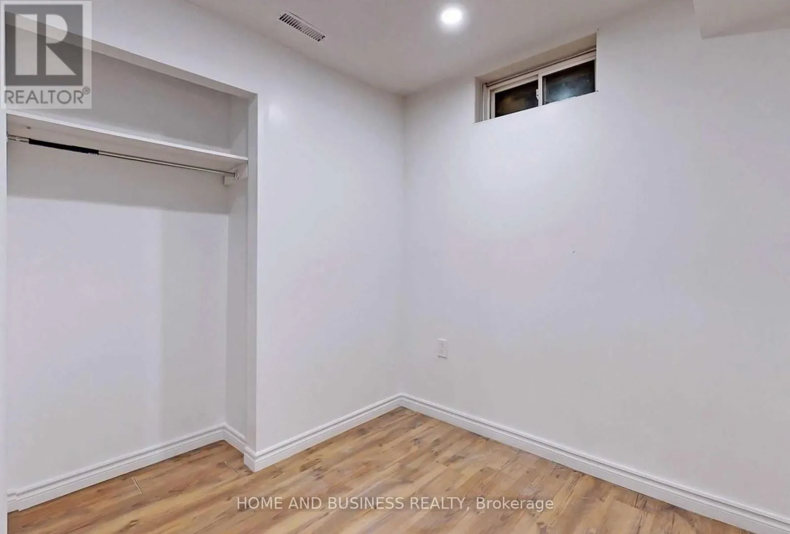 31 GREENLEAF CRESCENT