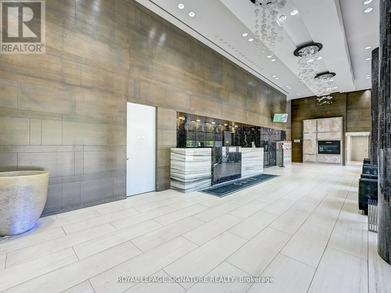 2712 - 223 WEBB DRIVE
