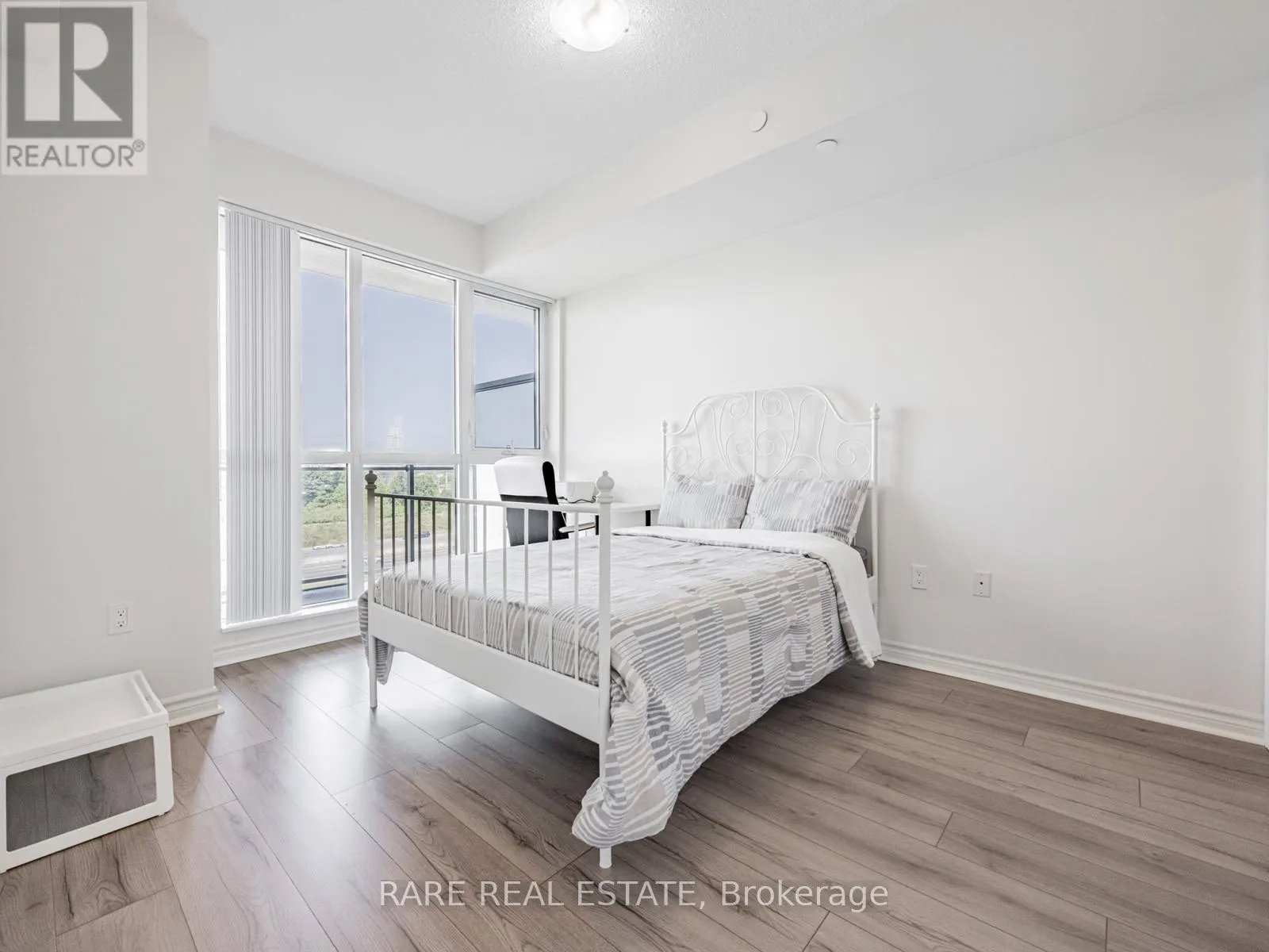 817 - 349 RATHBURN ROAD W