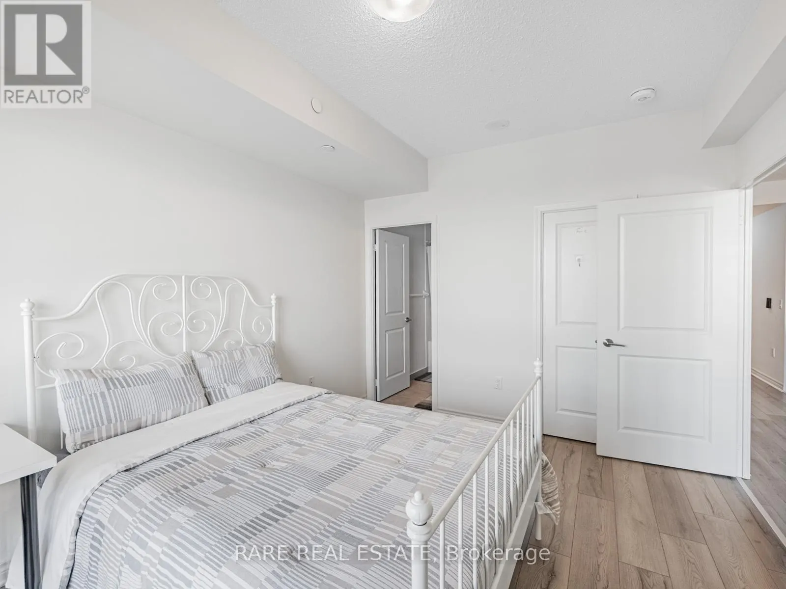 817 - 349 RATHBURN ROAD W