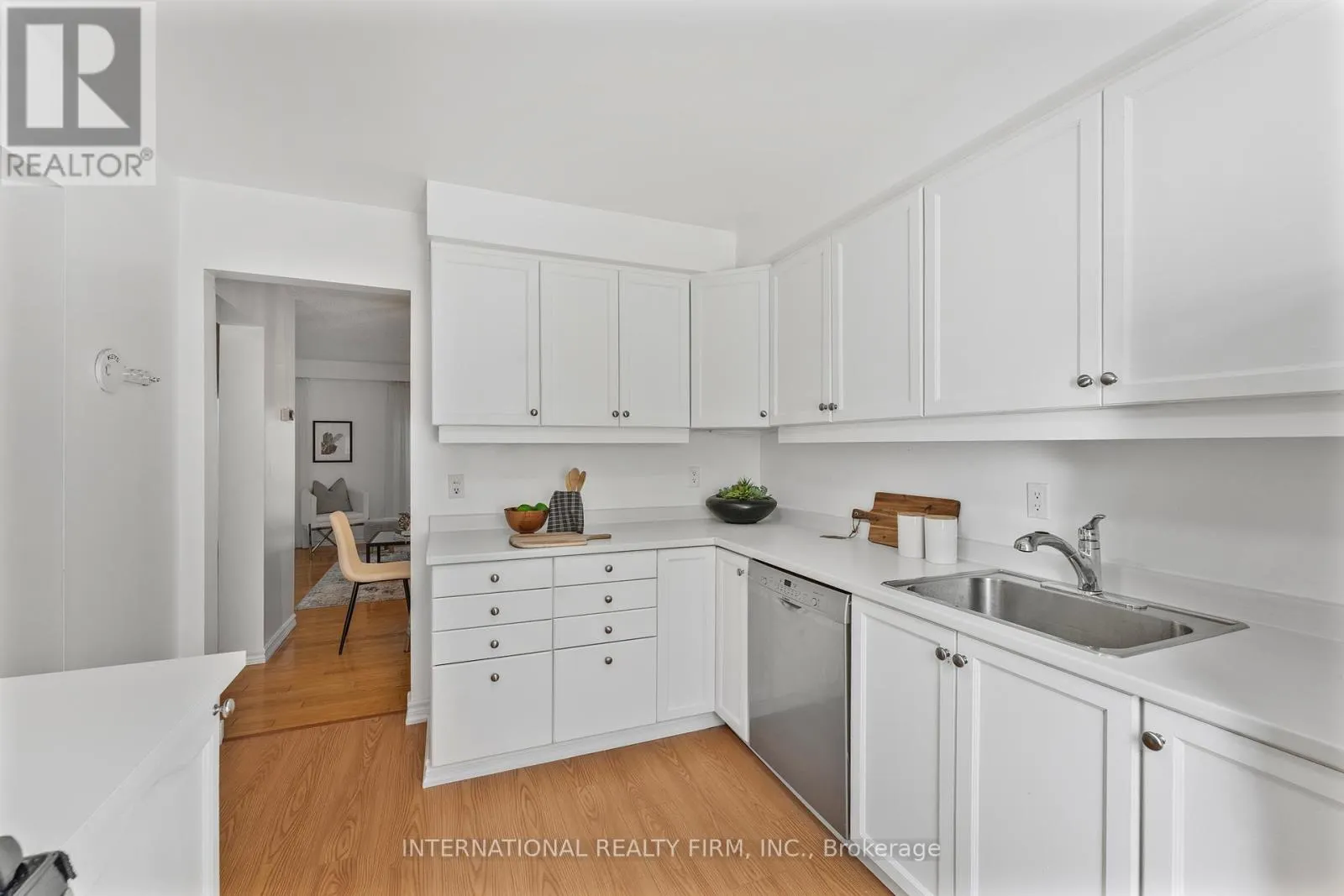 14 - 900 DUNDAS ST STREET W