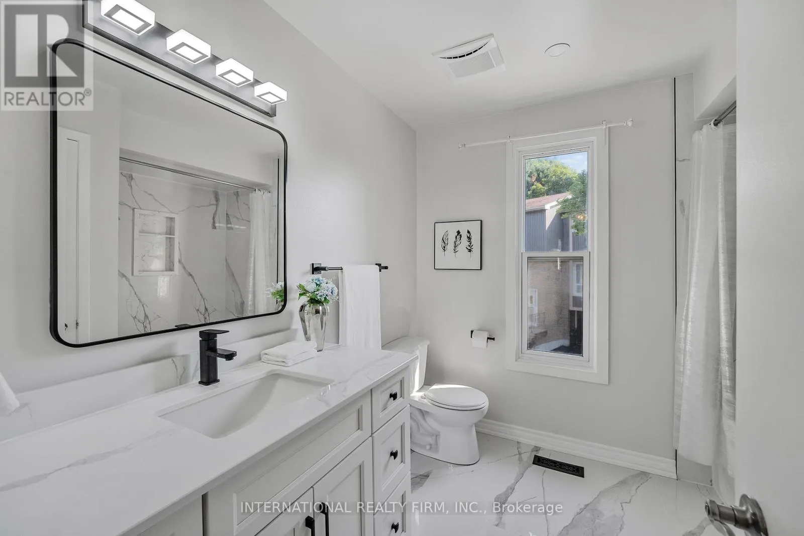 14 - 900 DUNDAS ST STREET W