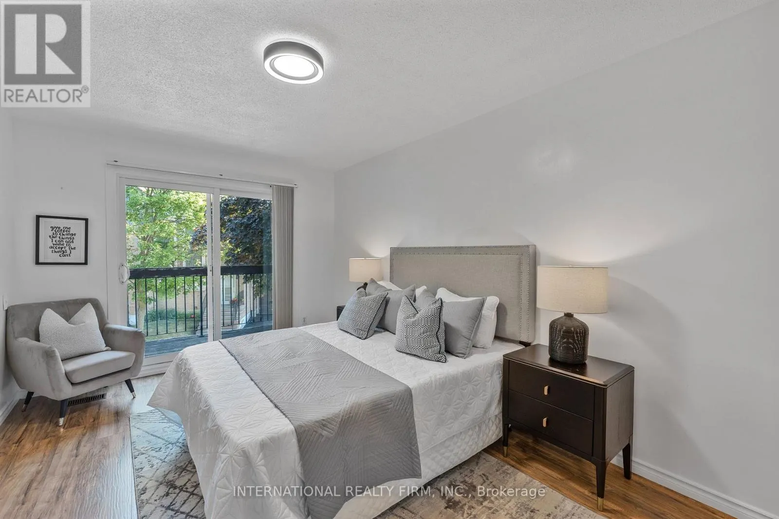 14 - 900 DUNDAS ST STREET W