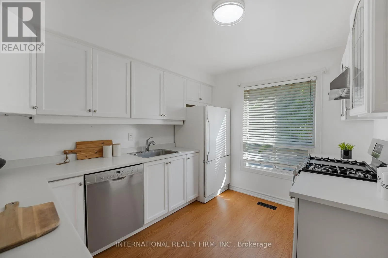 14 - 900 DUNDAS ST STREET W