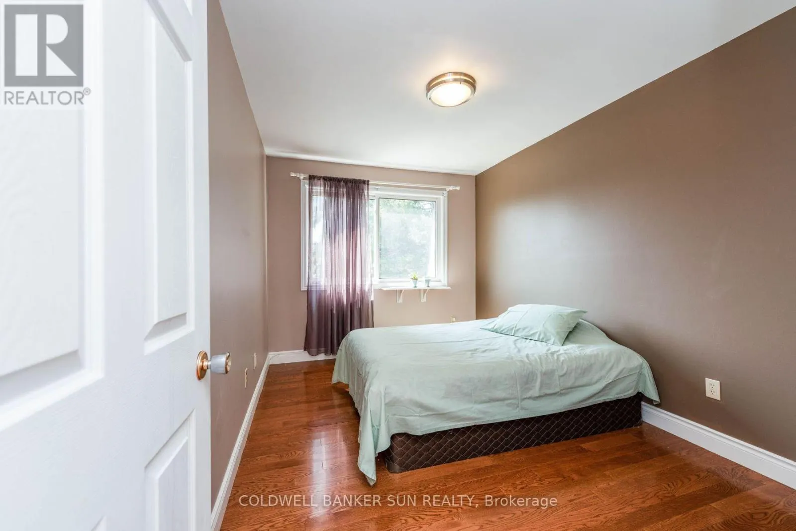 2483 YARMOUTH CRESCENT