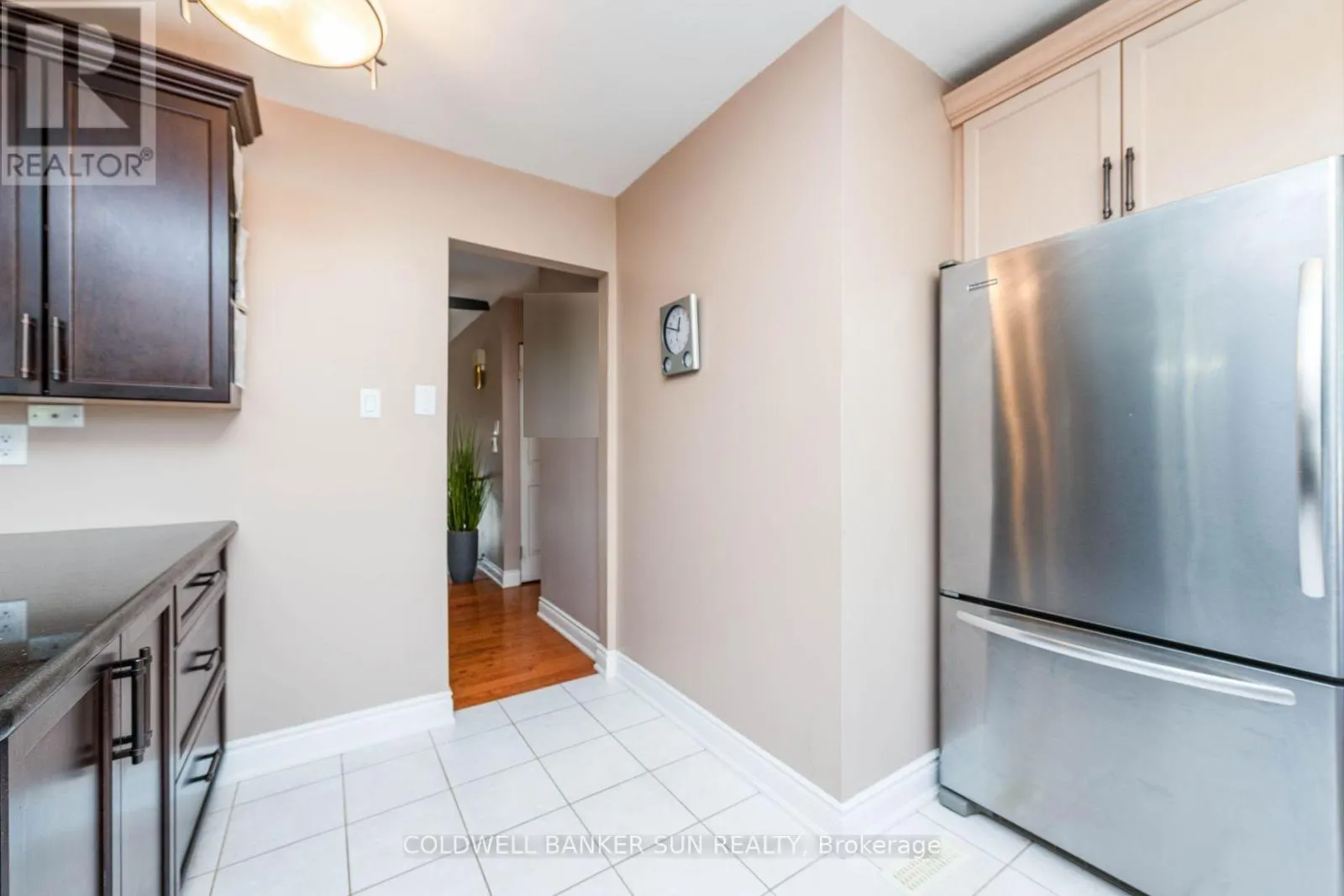 2483 YARMOUTH CRESCENT