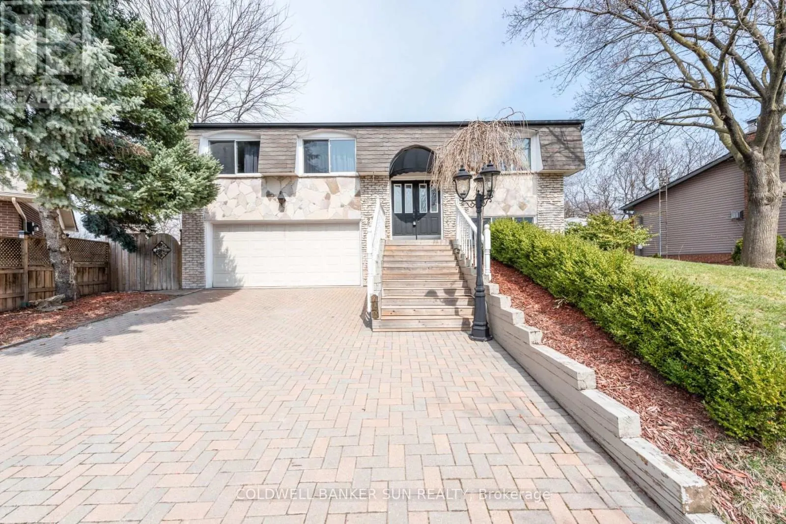 2483 YARMOUTH CRESCENT