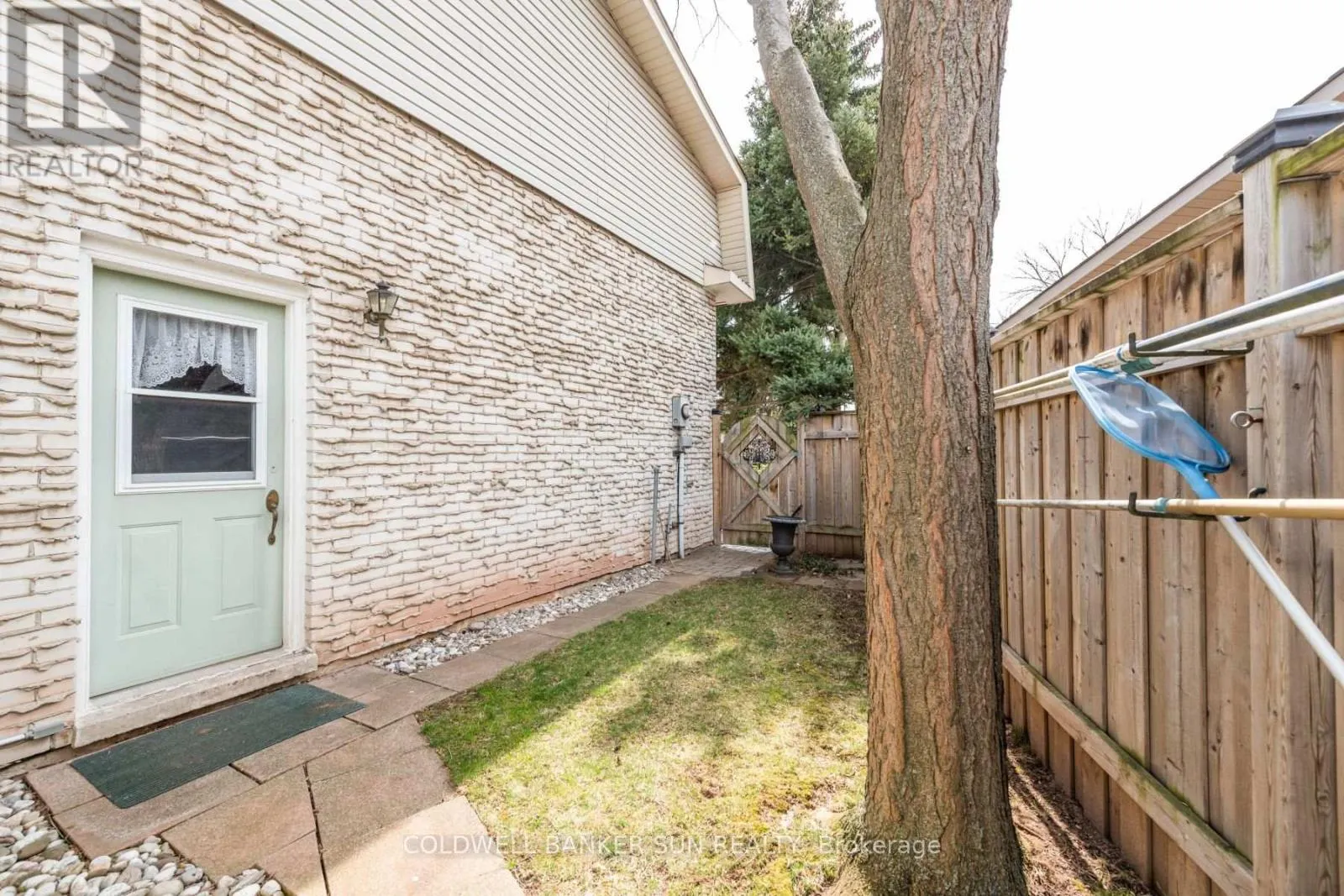 2483 YARMOUTH CRESCENT
