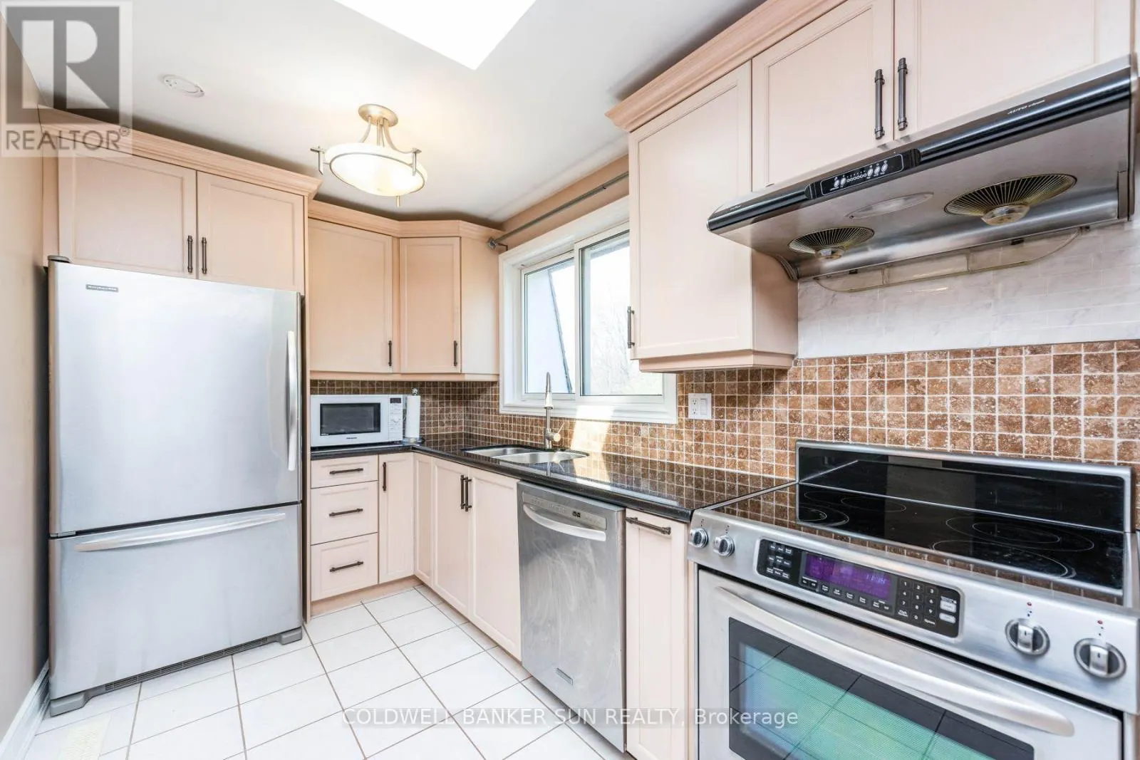 2483 YARMOUTH CRESCENT