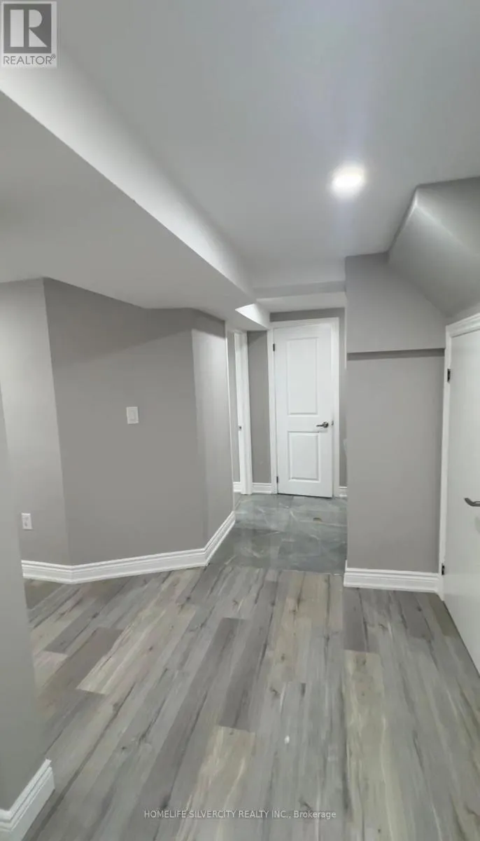 8 GOLDEN GATE DRIVE