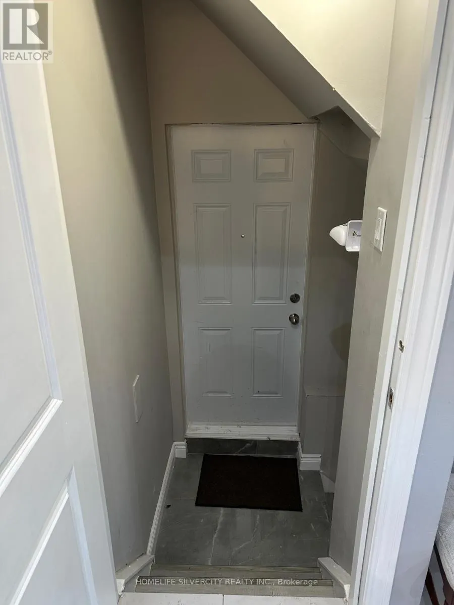 8 GOLDEN GATE DRIVE