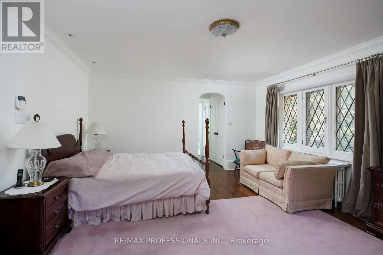 16 KINGSWAY CRESCENT