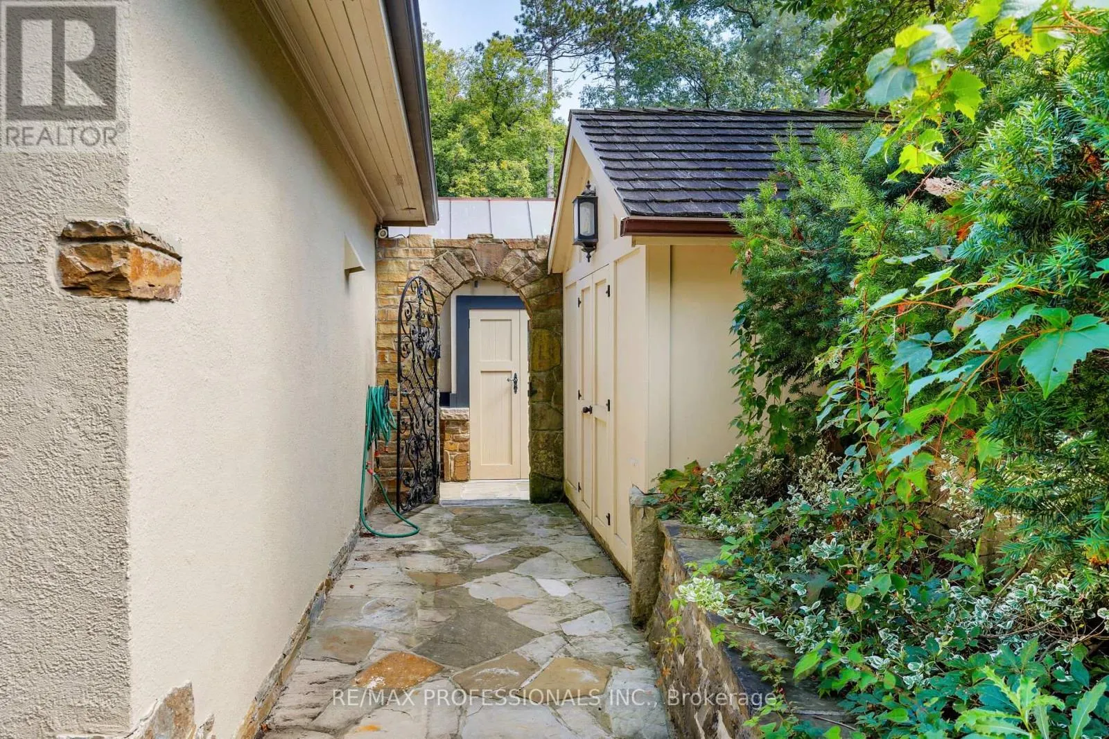 16 KINGSWAY CRESCENT