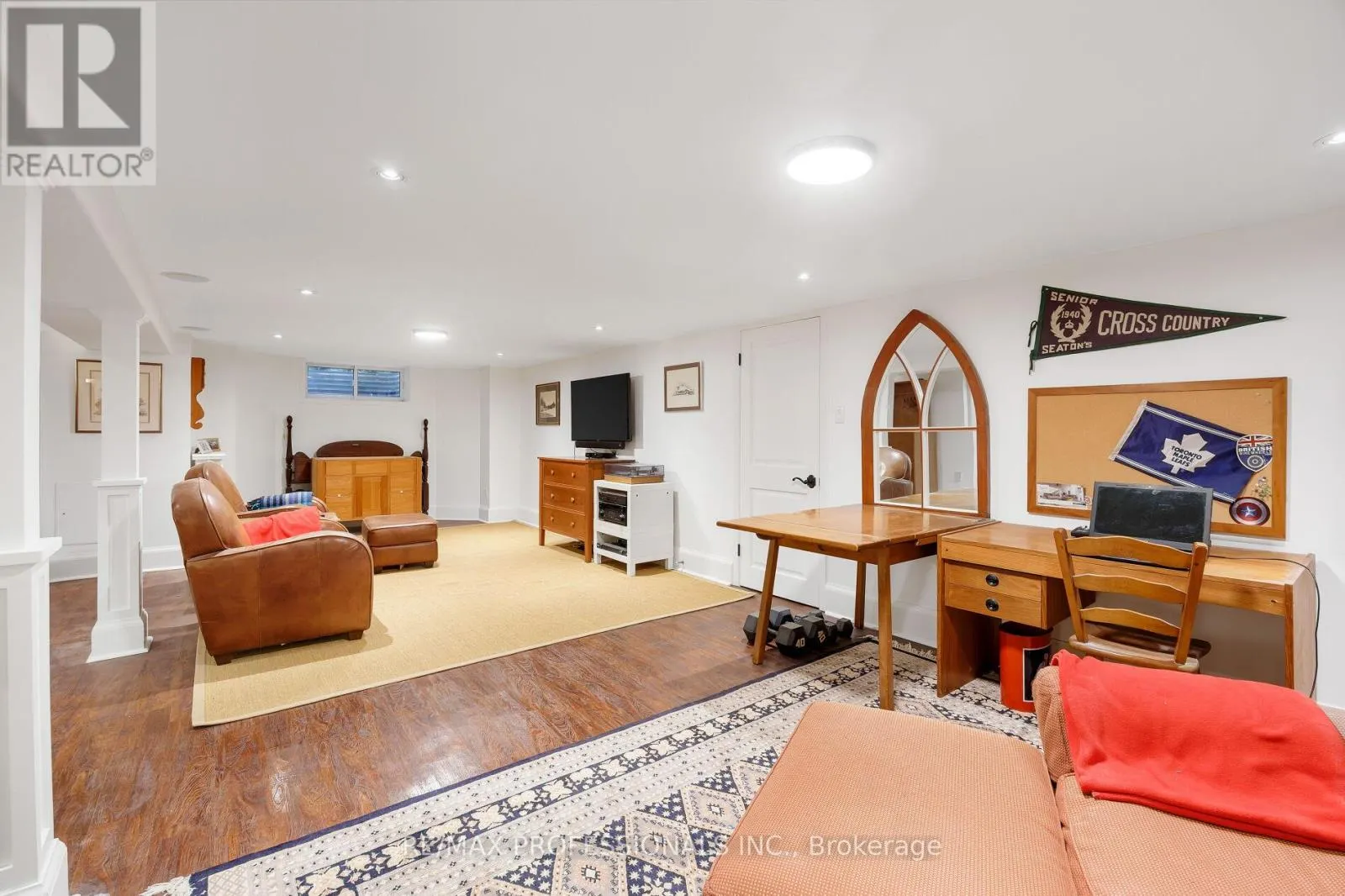 16 KINGSWAY CRESCENT