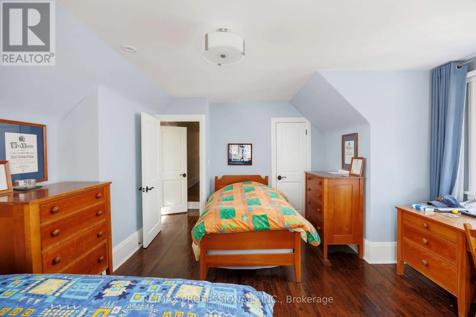 16 KINGSWAY CRESCENT