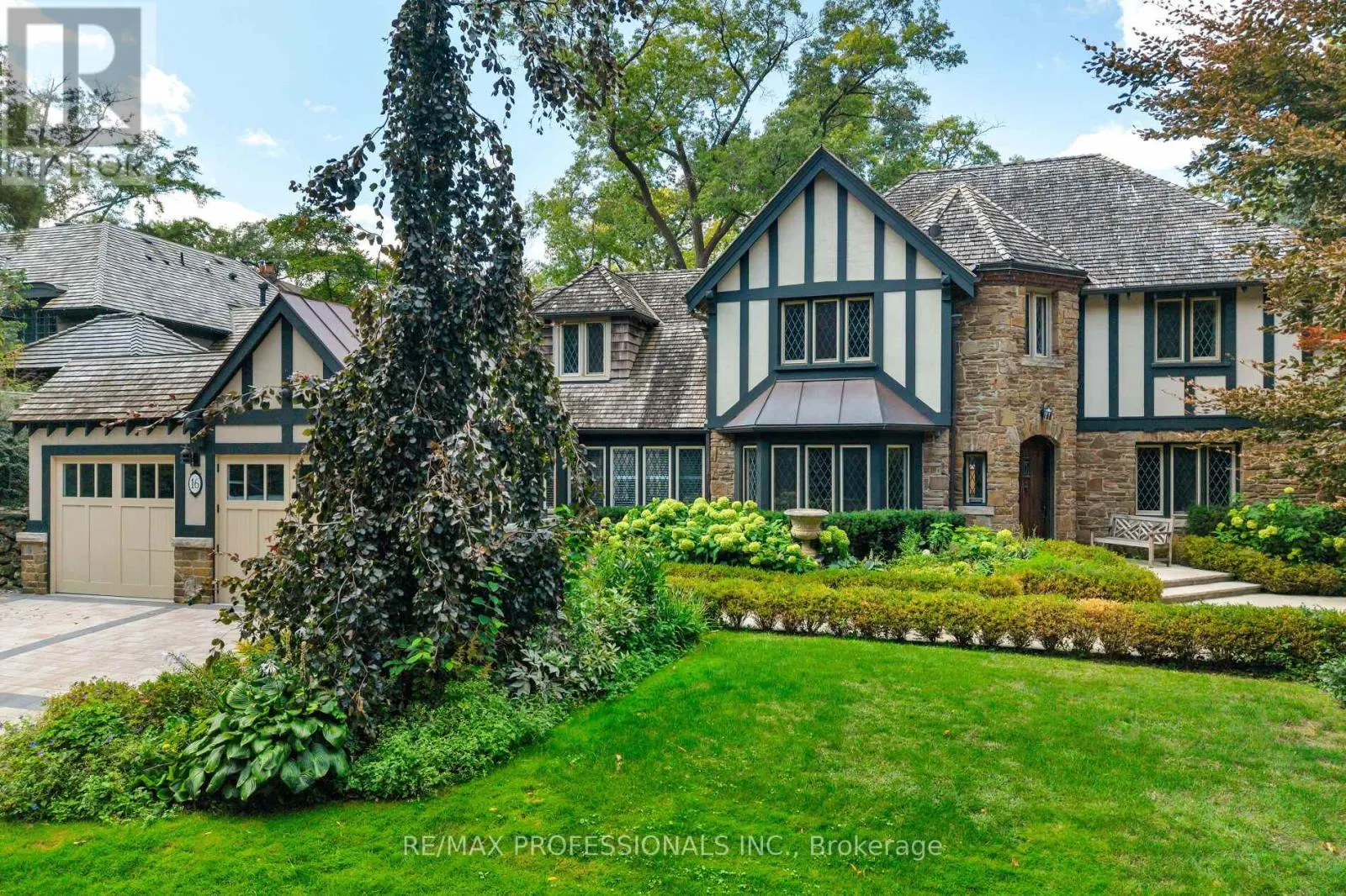 16 KINGSWAY CRESCENT